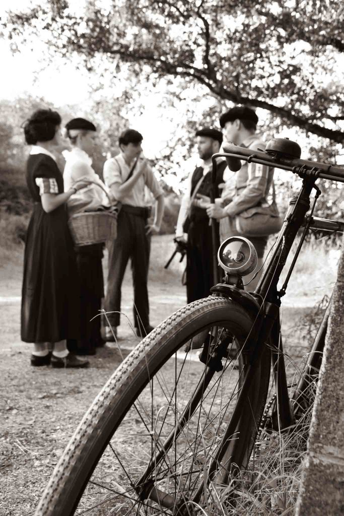 Vélo d'époque avec résistants français
